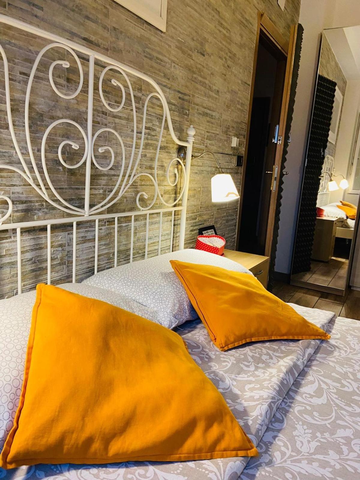 Europe Station Rooms Parma Esterno foto